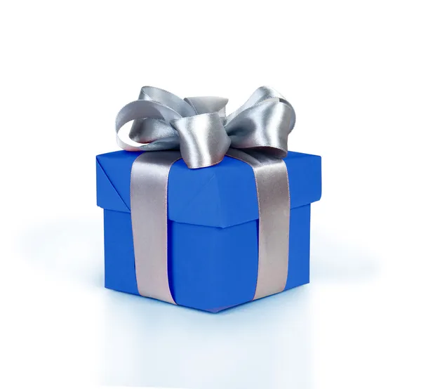 Caixa de presente azul com fita de prata — Fotografia de Stock