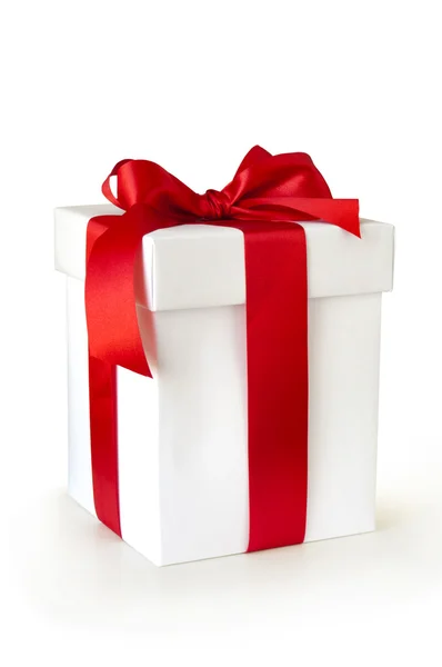 Λευκό κουτί δώρου με κόκκινη κορδέλα — Φωτογραφία Αρχείου