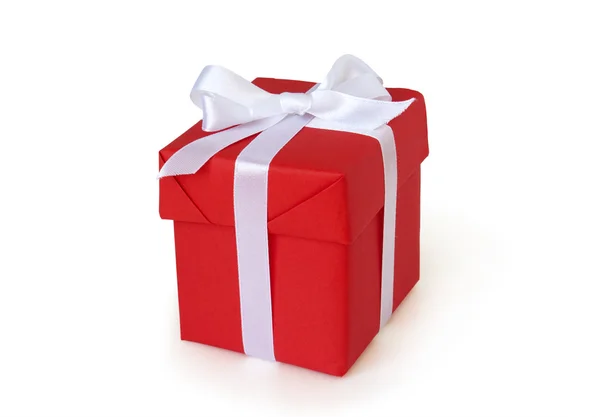 Червона подарункова коробка з білою стрічкою — стокове фото