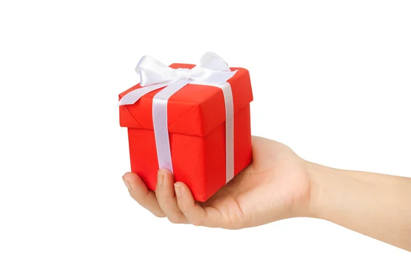 Gift box med röda band i hand — Stockfoto