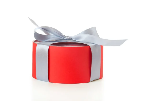 Rote Geschenkschachtel mit silbernem Band — Stockfoto