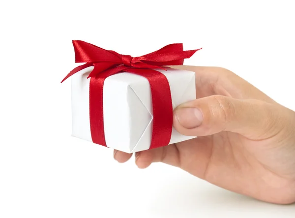 Caixa de presente com fita vermelha na mão — Fotografia de Stock