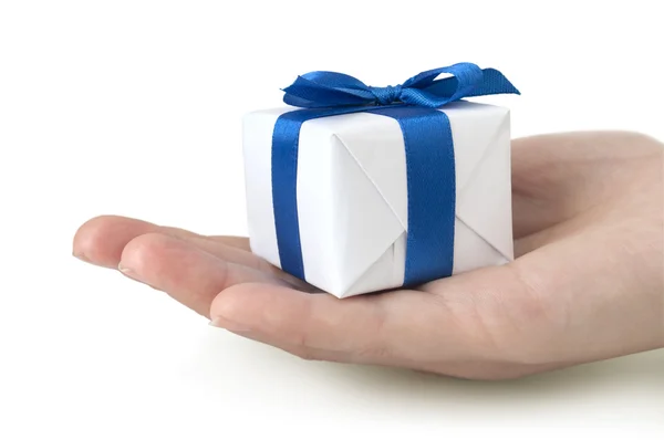 Caja de regalo con cinta azul en la mano — Foto de Stock