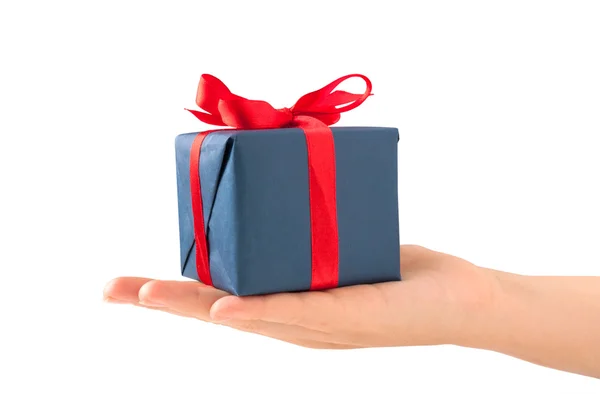 Δώρο κουτί με κόκκινη κορδέλα στο χέρι — Φωτογραφία Αρχείου