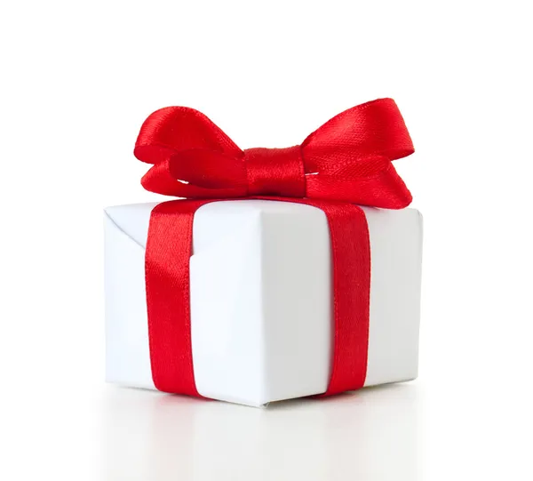 Kırmızı kurdeleli beyaz hediye kutusu — Stok fotoğraf