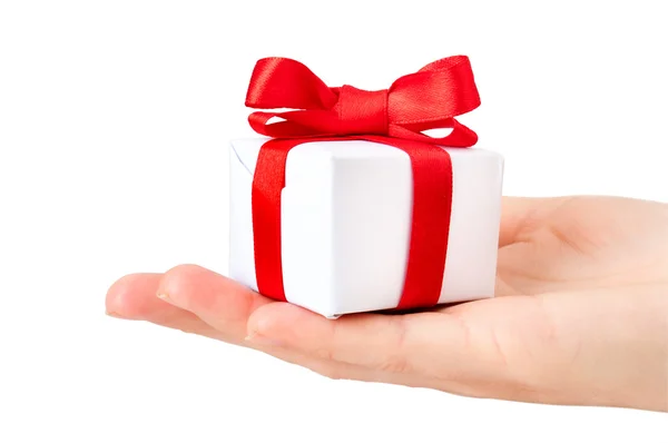Gift box med röda band i hand — Stockfoto