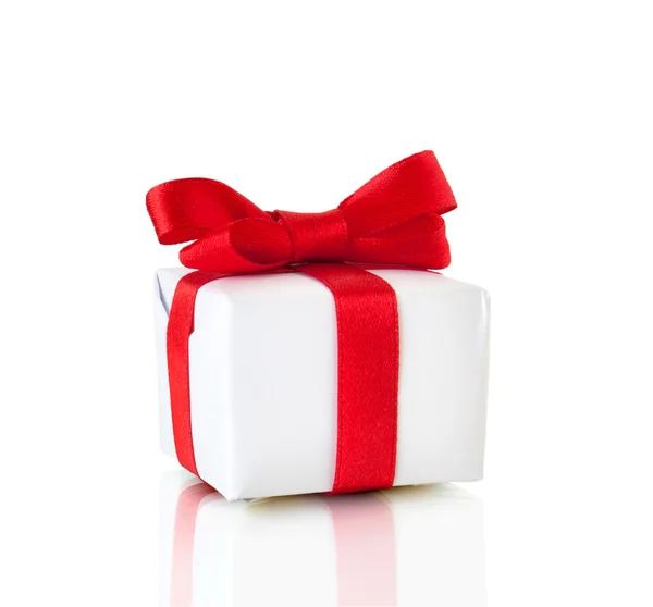 Białe pudełko z czerwoną wstążką — Zdjęcie stockowe
