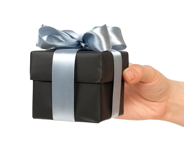 Caja de regalo negra en la mano — Foto de Stock