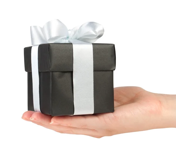 Чорна подарункова коробка в руці — стокове фото