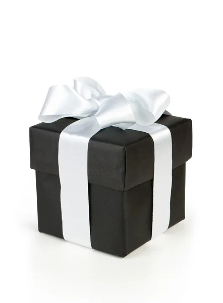 Czarne pudełko z biała wstążka — Zdjęcie stockowe