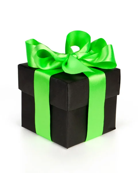 Černá dárková krabička se zelenou stuhou — Stock fotografie