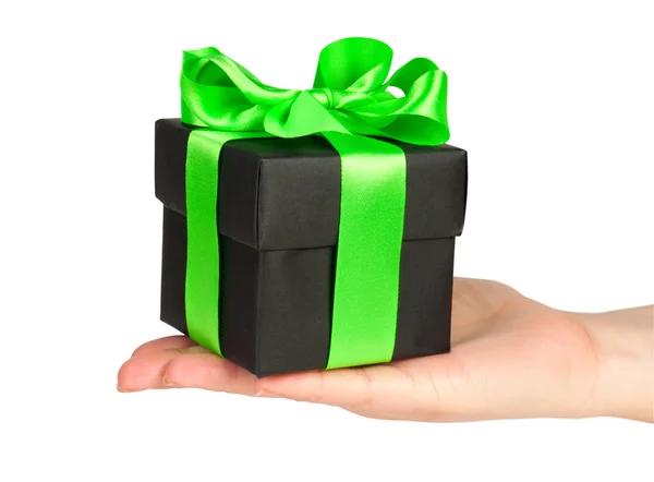 Μαύρο κουτί δώρου με πράσινο κορδέλα στο χέρι — Φωτογραφία Αρχείου