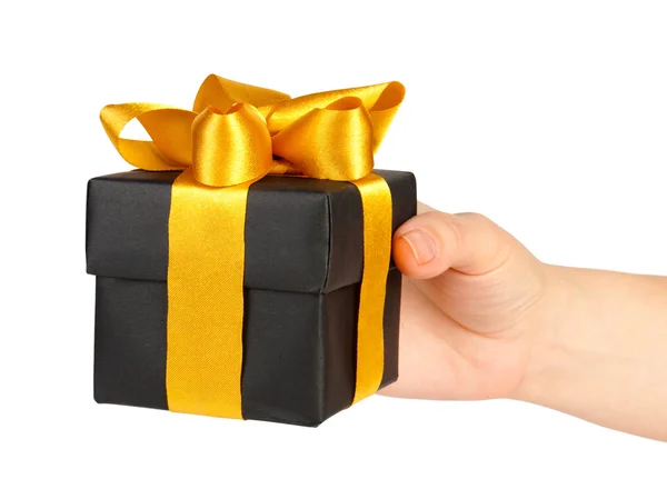 Μαύρο κουτί δώρου με χρυσός κορδέλα στο χέρι — Φωτογραφία Αρχείου