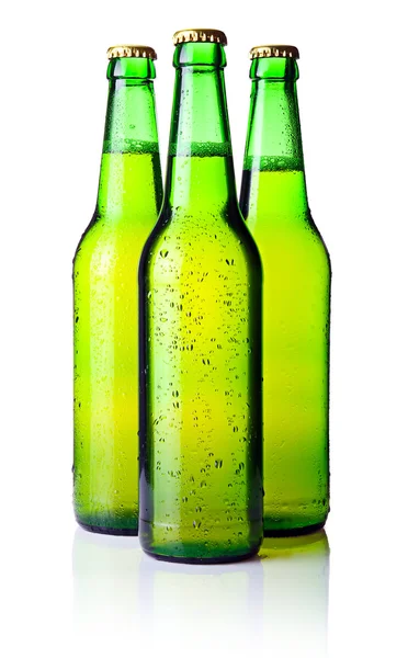 Trzy zielone butelki piwa na białym tle — Zdjęcie stockowe