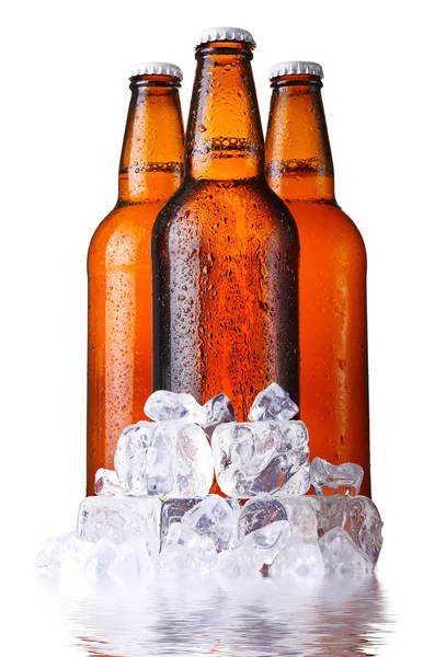 Tres botellas marrones de cerveza con hielo aislado sobre blanco —  Fotos de Stock