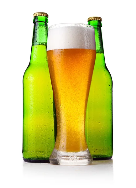 Bottiglie e bicchiere pieno di birra isolato su bianco — Foto Stock
