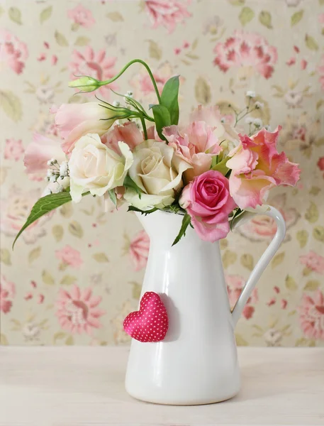 Kytice bílých a růžových růží v hrnci — Stock fotografie