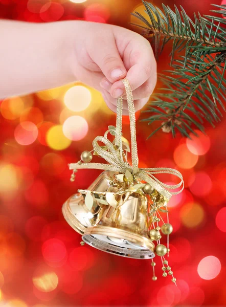 Decoraciones de árboles de Navidad dorados sobre fondo de luces —  Fotos de Stock