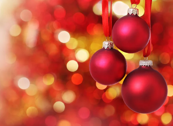 Decoraciones del árbol de Navidad sobre fondo de luces — Foto de Stock