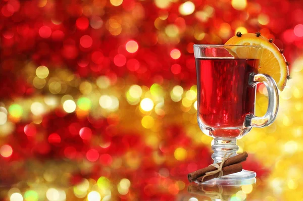 Svařené víno nad Vánoční dekorace — Stock fotografie