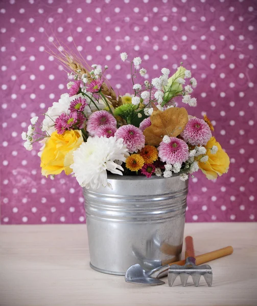 Bukiet kwiatów jesień w puli żelaza — Zdjęcie stockowe