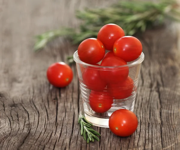 Red tomatoes and basil — Stock Photo, Image