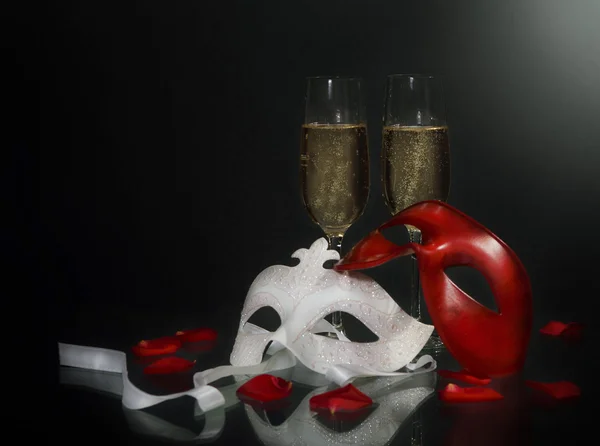 Карнавальные маски и шампанское — стоковое фото