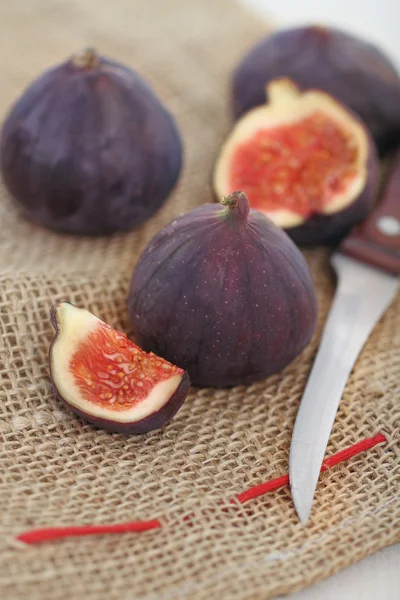 Świeże figi na tle rustykalnym — Zdjęcie stockowe