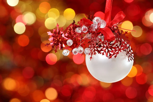 Decorações de árvore de Natal no fundo luzes — Fotografia de Stock