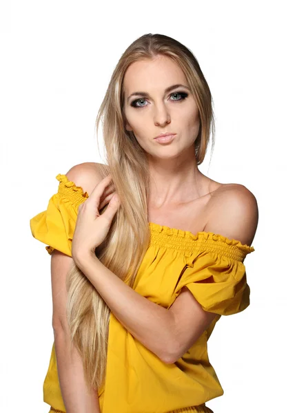 Porträtt av den vackra blonda flickan — Stockfoto