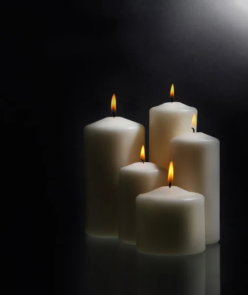 Weiße Kerzen auf schwarzem Hintergrund — Stockfoto