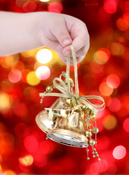 Barnet håller gyllene julgransdekorationer — Stockfoto