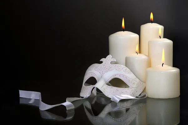 蜡烛和嘉年华面具在黑色的背景 — 图库照片
