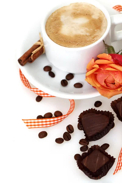 Witte kopje koffie en chocolade — Stockfoto