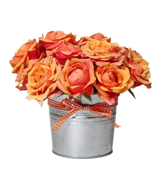 Ramo de rosas anaranjadas en la olla —  Fotos de Stock