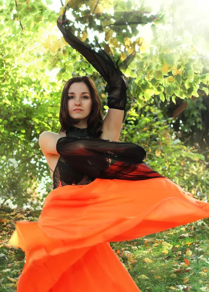 Giovane ragazza bruna che balla in giardino — Foto Stock