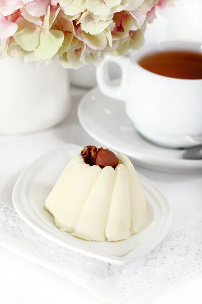 Läckra vanila tårta med kaffe — Stockfoto