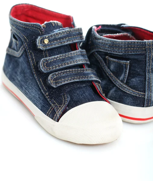 Две джинсовые спортивные туфли ребенка — стоковое фото