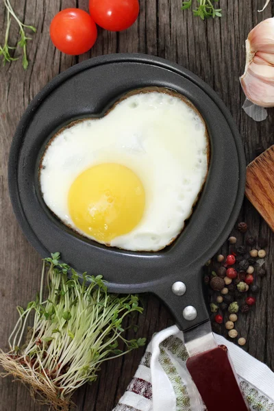 Ontbijt met gebakken ei in hart-vormige vorm — Stockfoto