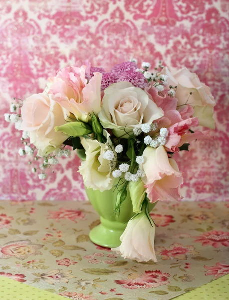 Bukett i vitt och rosa rosor — Stockfoto