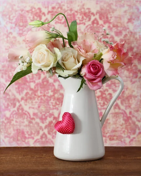 Μπουκέτο με λευκές και ροζ τριαντάφυλλα — Φωτογραφία Αρχείου
