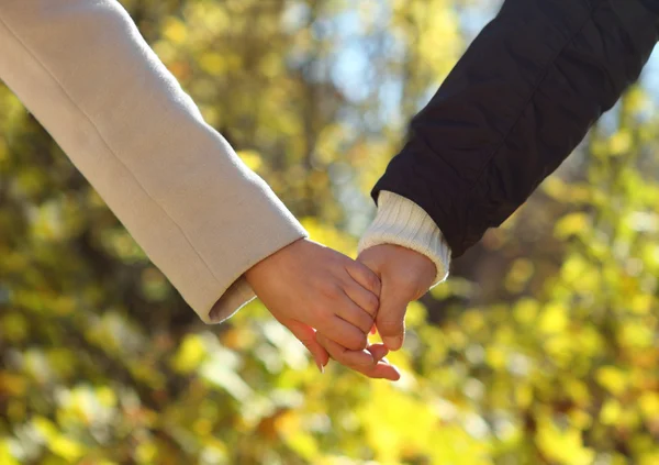 Jovem casal segurando as mãos — Fotografia de Stock