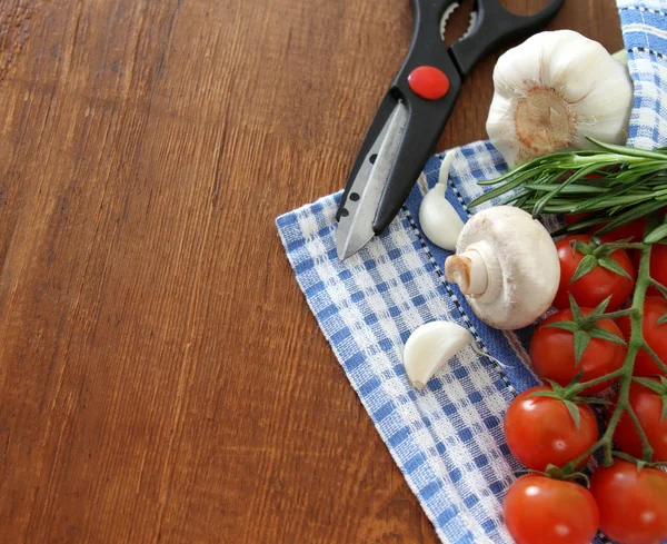 Warzywa martwa natura z nożyczkami — Zdjęcie stockowe