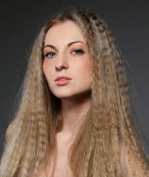 Krásná blondýnka s světlý make-up — Stock fotografie