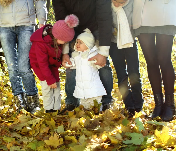 Giovane famiglia felice nella foresta autunnale — Foto Stock