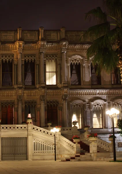 Ciragan palace hotel bosphorus istanbul Turkije in de nacht — Stockfoto