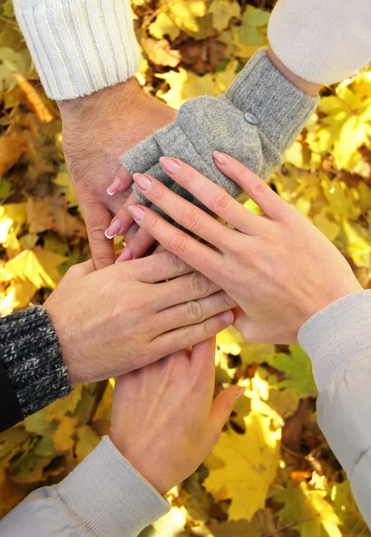 Händerna på bästa vänner tillsammans utomhus — Stockfoto