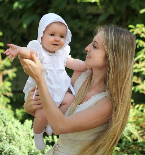 Giovane madre e sua figlia bambino — Foto Stock