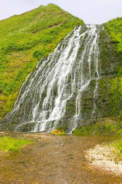 美しい山の滝 — ストック写真