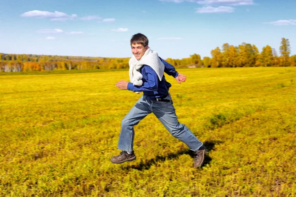Glücklicher Teenager beim Laufen — Stockfoto